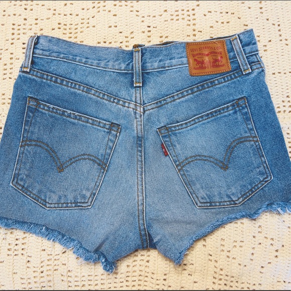 Levi's Wedgie Fit Shorts - Picture 1 of 10